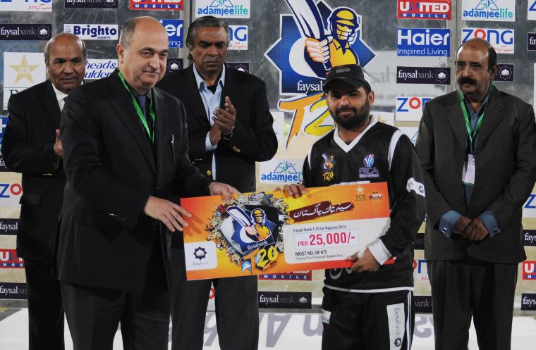 large-farrukh-shahzad-of-faisalabad-wolves-received-man-of-the-match-award-5375