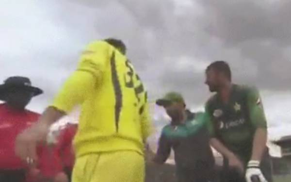 آسٹریلوی آل راﺅنڈر گلین میکس ول کو پاکستانی کپتان سرفراز احمد سے ہاتھ نہ ملانا مہنگا پڑ گیا ،ویڈیو دیکھیں ہاتھ کیوں نی ملایا